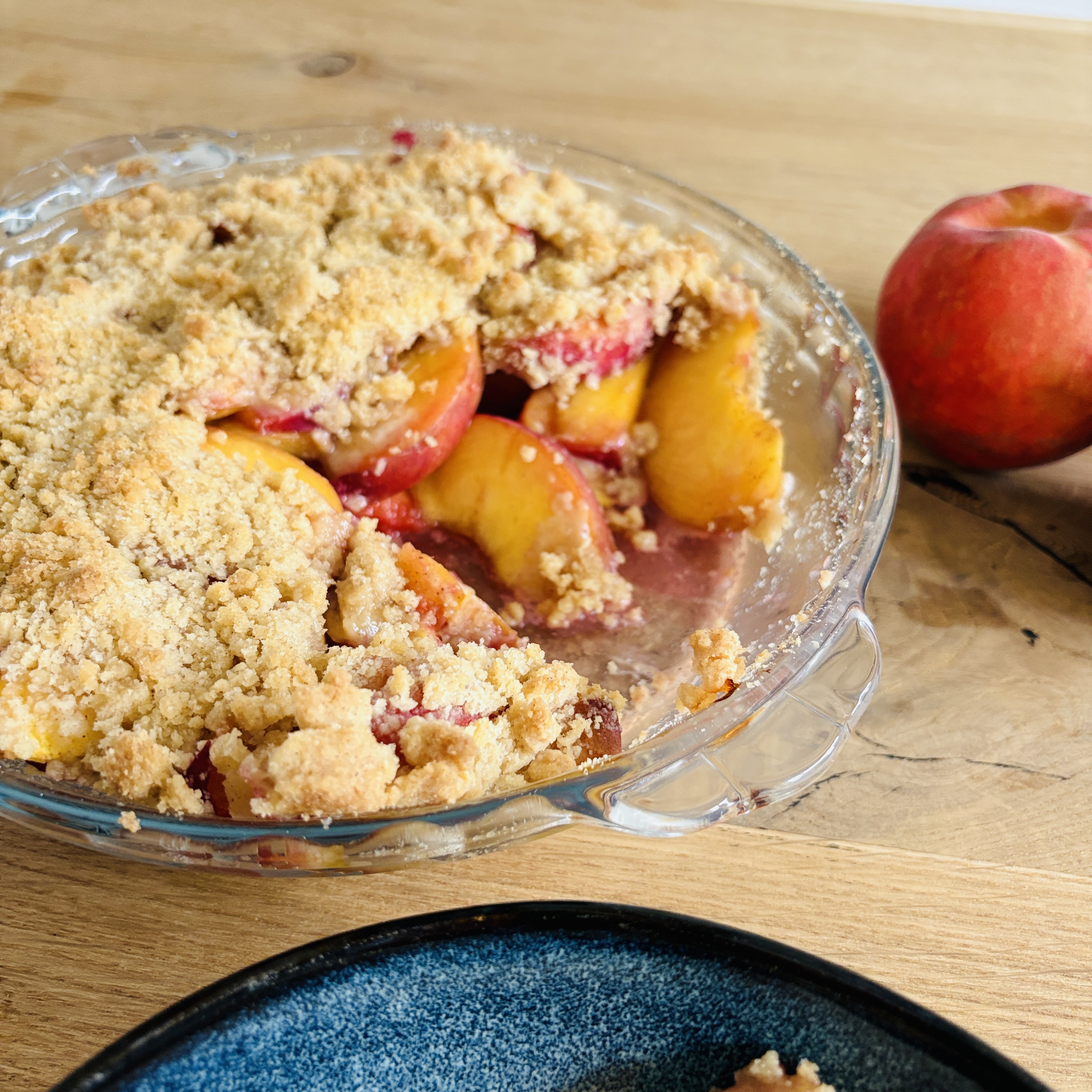 Pfirsich-Crumble mit knusprigen Streuseln