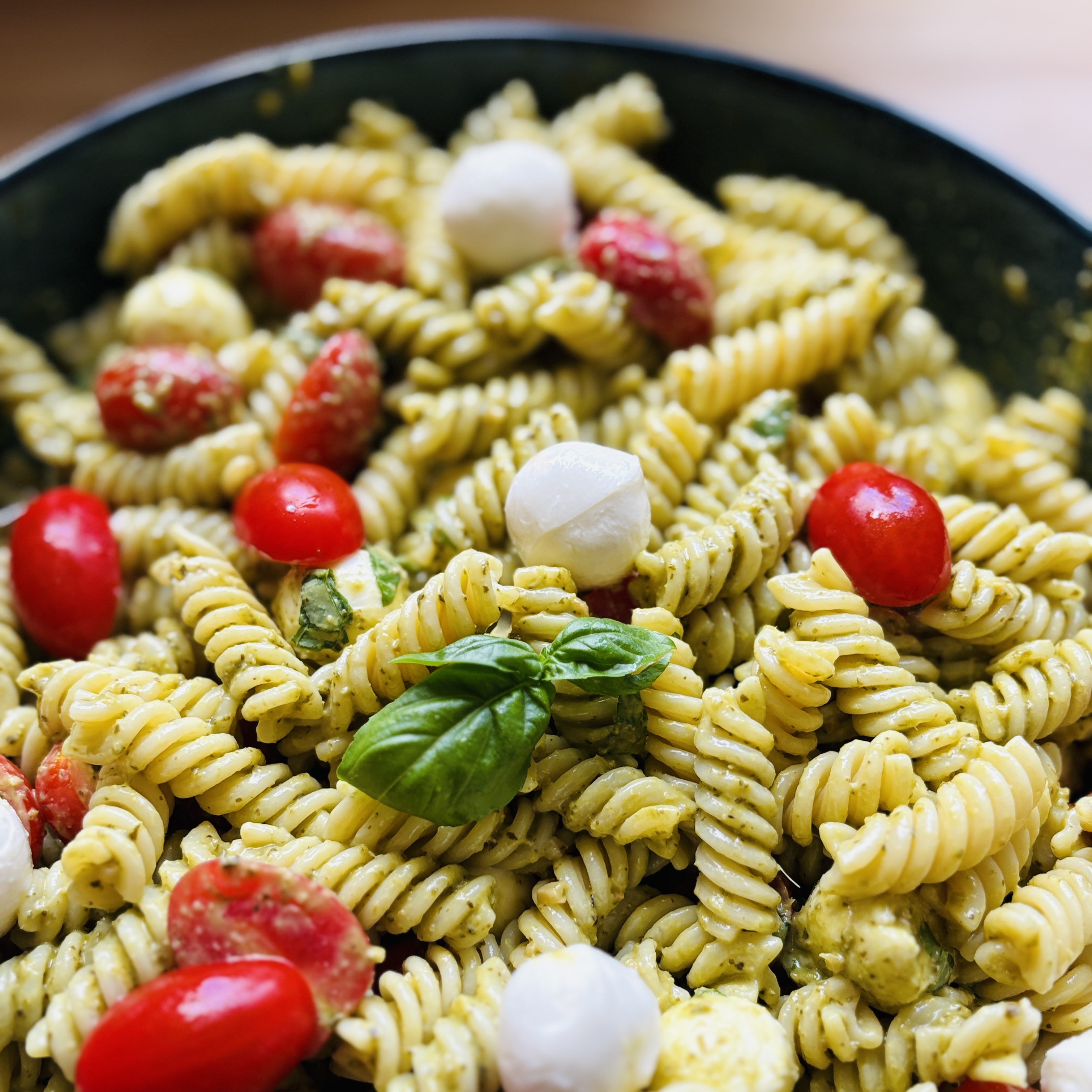 Schneller Nudelsalat mit Pesto & Tomate-Mozzarella