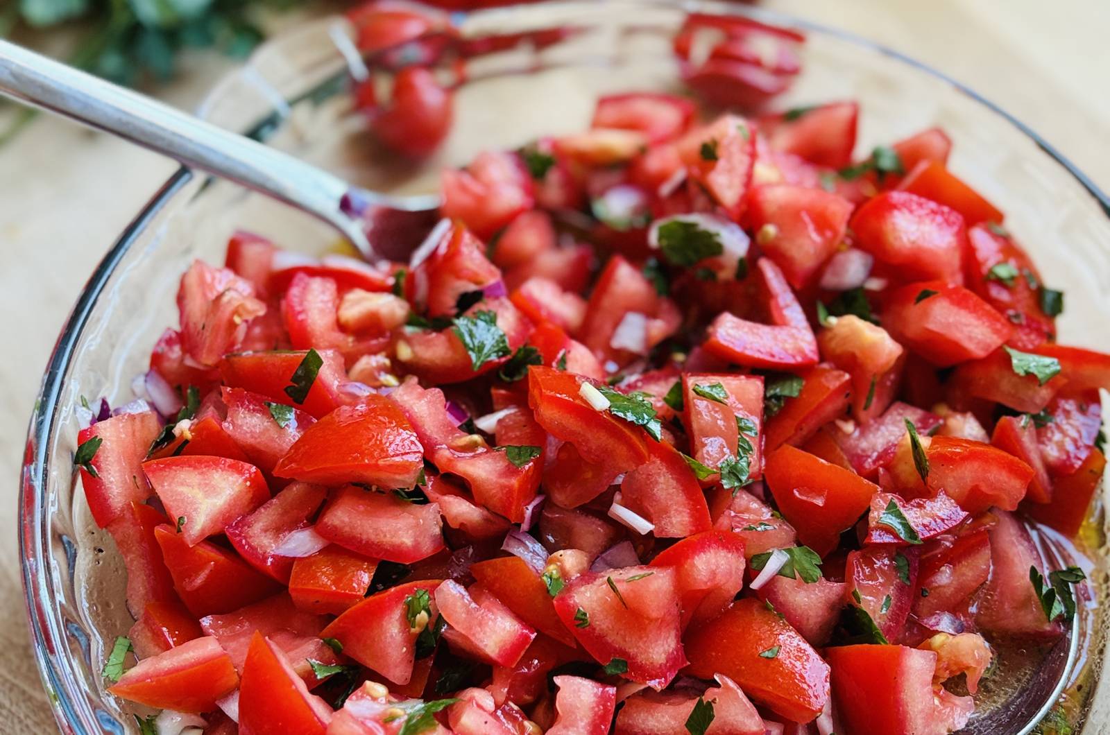 Klassischer Tomatensalat mit roten Zwiebeln und Petersilie
