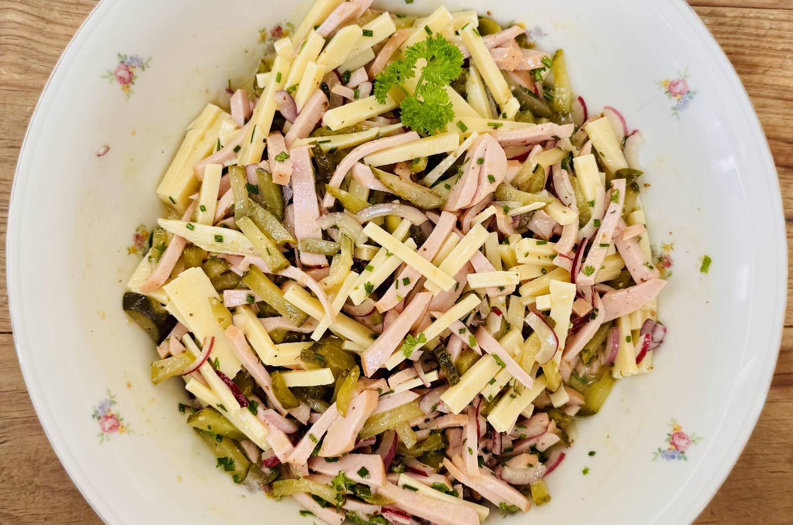 Herzhafter Wurstsalat mit Gewürzgurken und Käse
